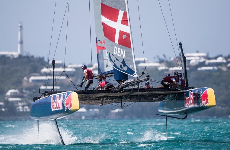 Danskerne har god bådhåndtering. Båden styres da også af Hobie Cat verdensmester Daniel Bjørnholt, mens taktik lægges af SAP-sejler Mads Emil Lübeck. Foto: Red Bull