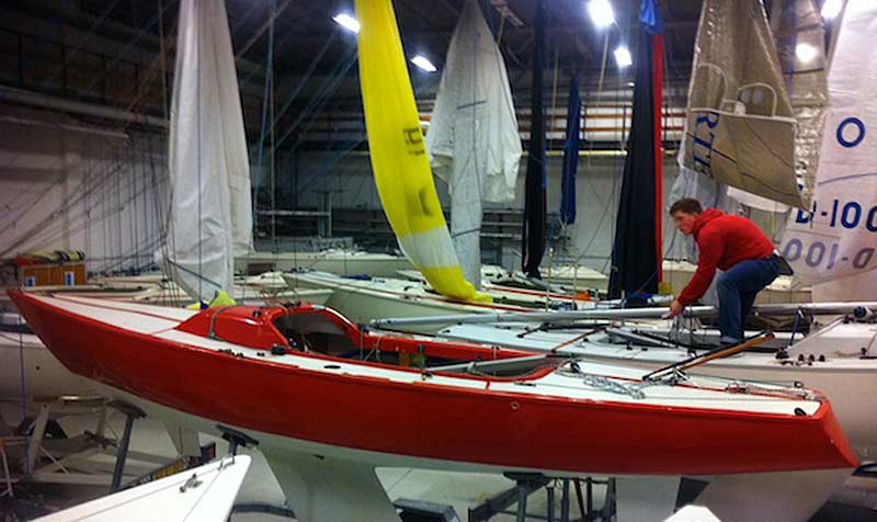 Hellerup Sejlklubs store opvarmede hal gør, at klargøringen af klubbådene starter tidligt. Fotos: Niels Moldrup