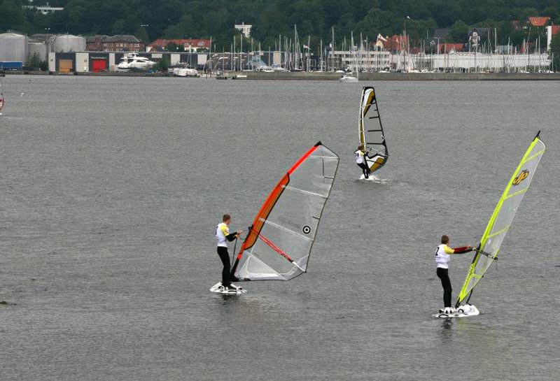 24 unge windsurfere havde en udfordrende lørdag i Middelfart.