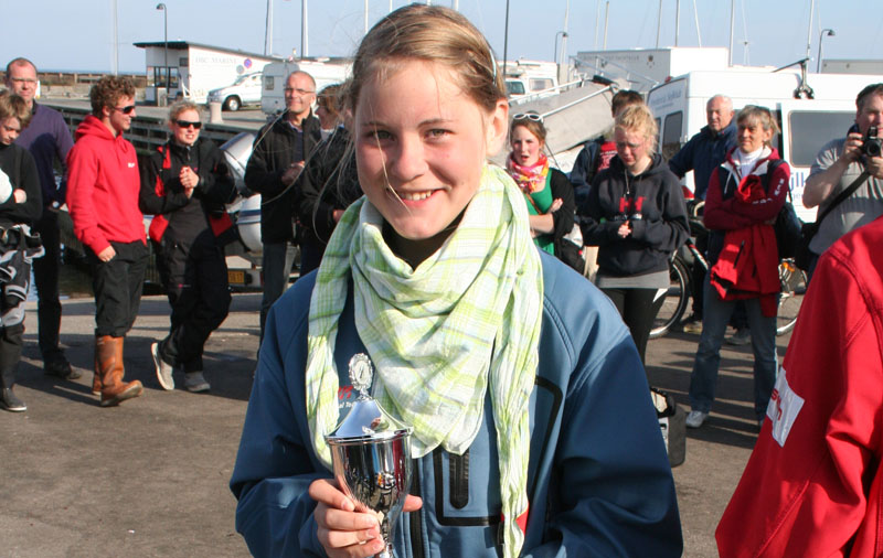 Vinder af Zoom8-stævne i Skovshoved. Anne-Mette Laugesen fra Salingsund Sejlklub står her glad. Foto: Zoom8.dk