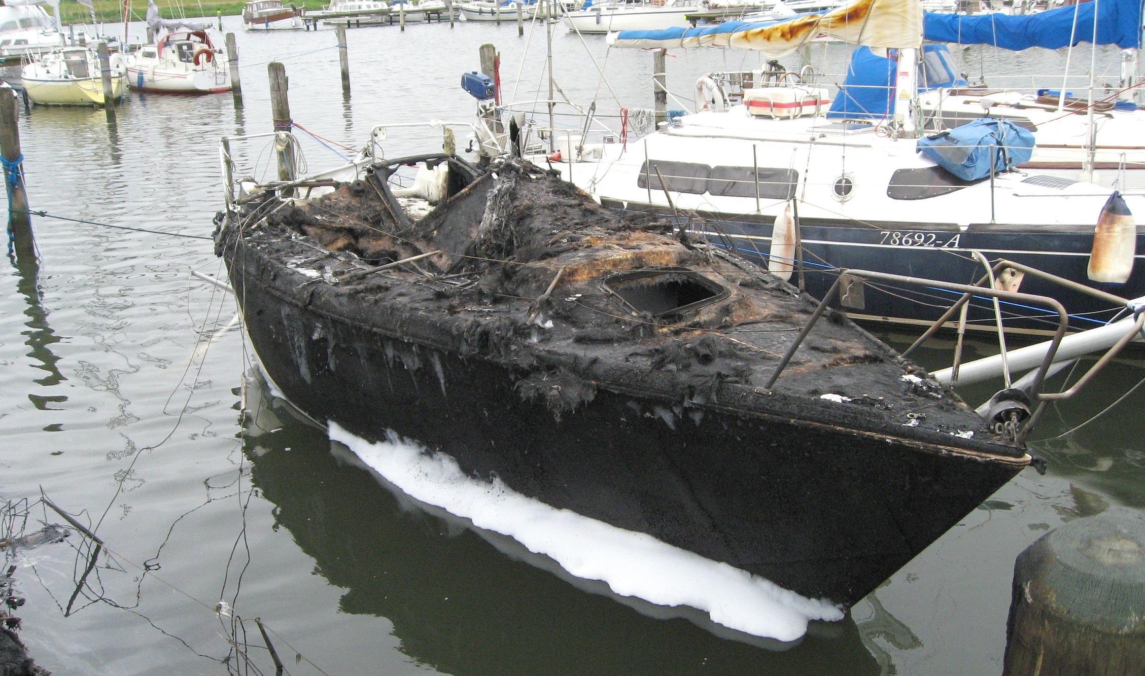 Måske Tid labyrint Tre sejlbåde stod i flammer i Greve Marina - brandslanger kunne ikke nå  både - Minbaad.dk